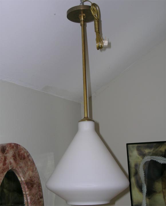 Pendente in vetro opaco bianco con dettagli in ottone. Lampadina singola - sono disponibili varie forme.