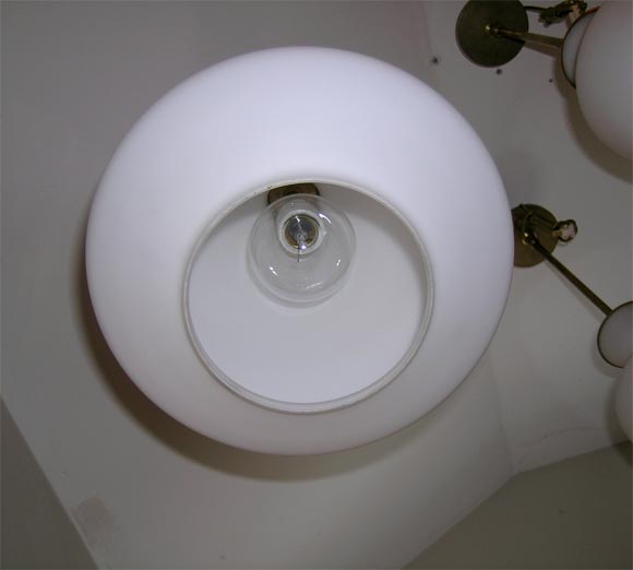 Milieu du XXe siècle Lampe à suspension en verre blanc dépoli avec détails en laiton en vente