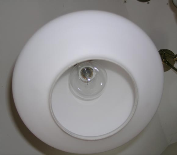 Laiton Lampe à suspension en verre blanc dépoli avec détails en laiton en vente