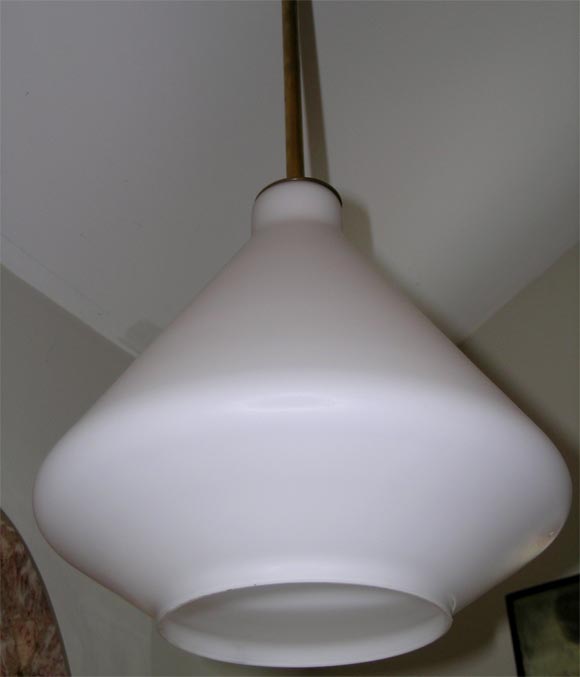 Lampe à suspension en verre blanc dépoli avec détails en laiton en vente 1