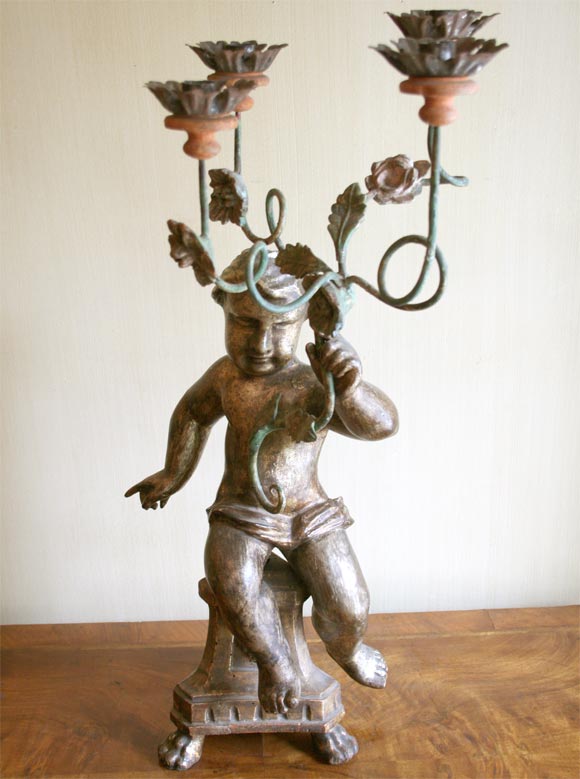 Incantevole candelabro a quattro bracci in legno intagliato del XIX secolo a forma di putti con finitura a foglia d'argento.