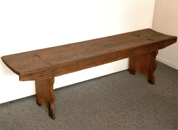 GREAT 18THC BUCKET BENCH FROM PENNSYLVANIA IN OLD ORIGINAL NATURAL SURFACE,WONDERFUL RIBBED MOLDING EDGE AND ALL MORTISED LEGS,WITH EARLY NAILS AND WOOD PEGS CONSTRUCTION -GREAT STURDY CONSTRUCTION AND WONDERFUL FORM