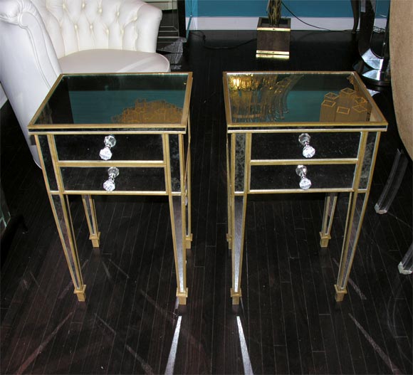 Paire de tables de chevet à 2 tiroirs en miroir avec garniture dorée. La personnalisation est possible dans différentes tailles, finitions et quincailleries.