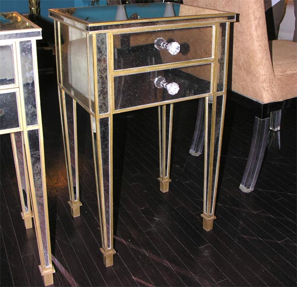 Paire de tables de nuit à 2 tiroirs en miroir avec garniture dorée Neuf - En vente à New York, NY