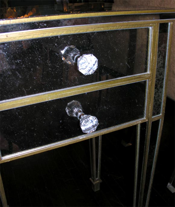 XXIe siècle et contemporain Paire de tables de nuit à 2 tiroirs en miroir avec garniture dorée en vente