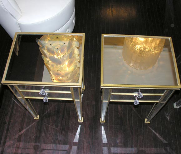 Moderne Paire de tables de nuit à 2 tiroirs en miroir avec garniture dorée en vente
