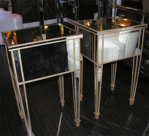 Américain Paire de tables de nuit à 2 tiroirs en miroir avec garniture dorée en vente