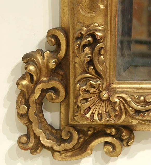 Unusual mirror with parrots at the crest very robust. Original plate and wonderful patina on gilt.