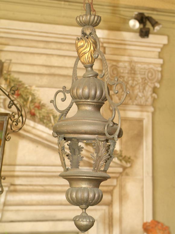 AN ELEGANT BRONZE LANTERN FROM VENICE WITH SCROLLS, ACANTHUS LEAVES AND A GILT FINIAL MOTIF. ONE LIGHT.