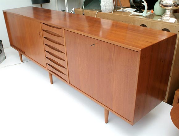 Large and important design by Arne Vodder for Sibast Furniture Co. Solid teak professionally restored, excellent condition.
