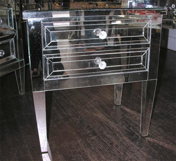 Paire de tables de nuit modernes néoclassiques à 2 tiroirs avec miroir argenté. La personnalisation est possible dans différentes tailles, finitions et quincailleries.