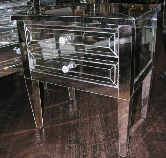 Moderne Paire de tables de nuit modernes néoclassiques à 2 tiroirs avec garniture en argent et miroir en vente