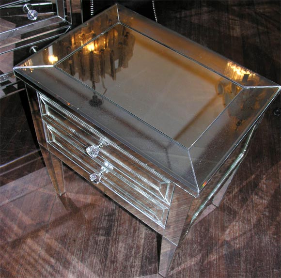 Américain Paire de tables de nuit modernes néoclassiques à 2 tiroirs avec garniture en argent et miroir en vente