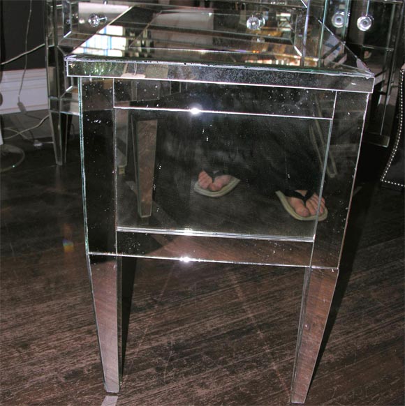 Paire de tables de nuit modernes néoclassiques à 2 tiroirs avec garniture en argent et miroir Neuf - En vente à New York, NY