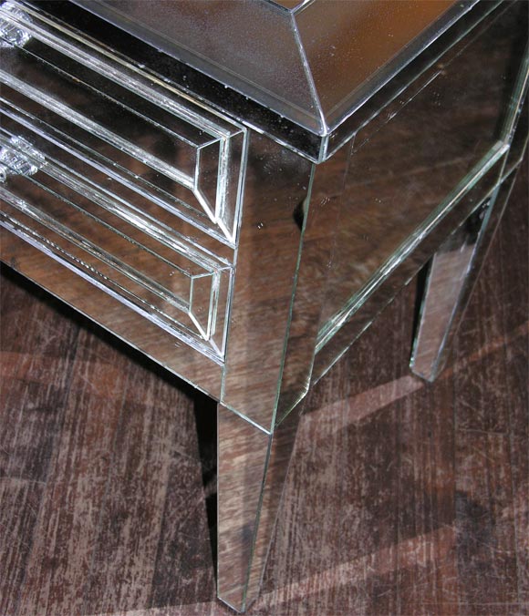 XXIe siècle et contemporain Paire de tables de nuit modernes néoclassiques à 2 tiroirs avec garniture en argent et miroir en vente