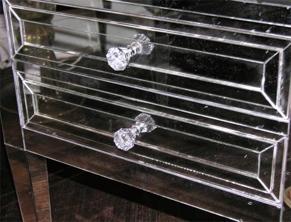 Verre Paire de tables de nuit modernes néoclassiques à 2 tiroirs avec garniture en argent et miroir en vente
