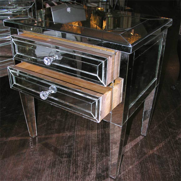 Paire de tables de nuit modernes néoclassiques à 2 tiroirs avec garniture en argent et miroir en vente 2