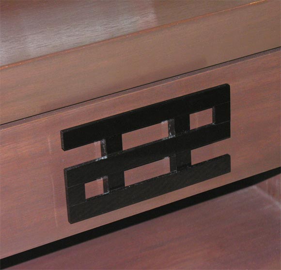 Pair of mahogany nightstands In Excellent Condition In New York, NY