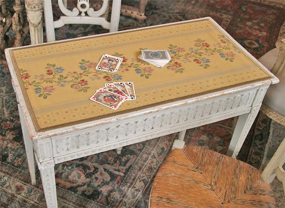 Ein Louis XVI lackiert off-white Spieltisch mit einer Schublade, würde es eine schöne Beistelltisch machen. Das Oberteil ist mit Seide bezogen.