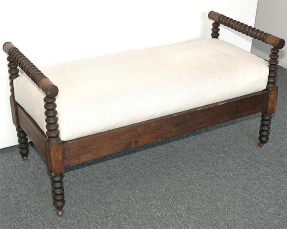 PENNSYLVANIA DAY BED WITH GREAT SPINDLE TURNINGS AND ORIGINAL CASTERS/NICE OLD ORIGINAL NATURAL PINE PATINA AND HOMSPUN LINEN CUSHION AND GREAT CONDITION