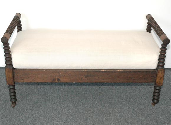 American 19THC SPINDLE DAY BED/SMALL SCALE WITH LINEN SEAT CUSHION