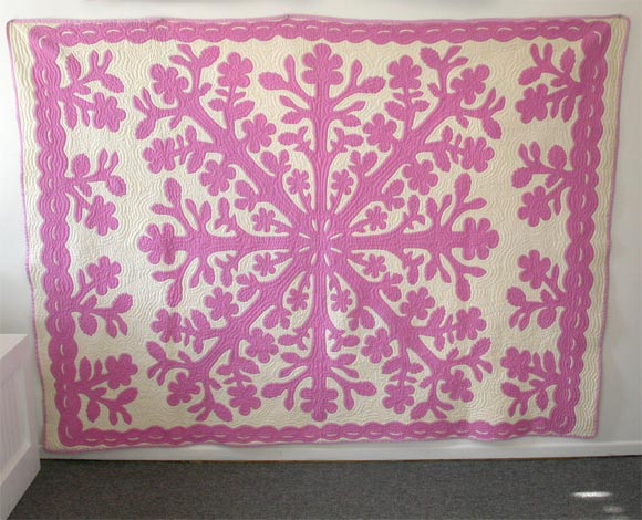 RARE HAWAIIAN QUILT AND SUPER GRAPHIC DETAILS,MAGENTA AND CREAM COLORS, WONDERFUL CONDITION AND GREAT ECHO QUILTING-SPECIFICLY DONE BY THE HAWAIIANS, THE APPLIQUE FROM THE CENTER OUT IS ALL ONE PIECE OF FABRIC, THIS QUILT IS A MASTERPIECE!!! A REAL