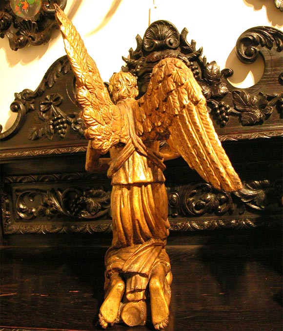 Paire d'anges en bois sculpté et doré 1