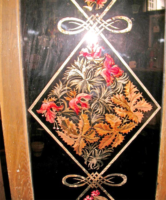 Dos paneles franceses enmarcados en madera y pintados al revés sobre cristal, antiguamente puertas.