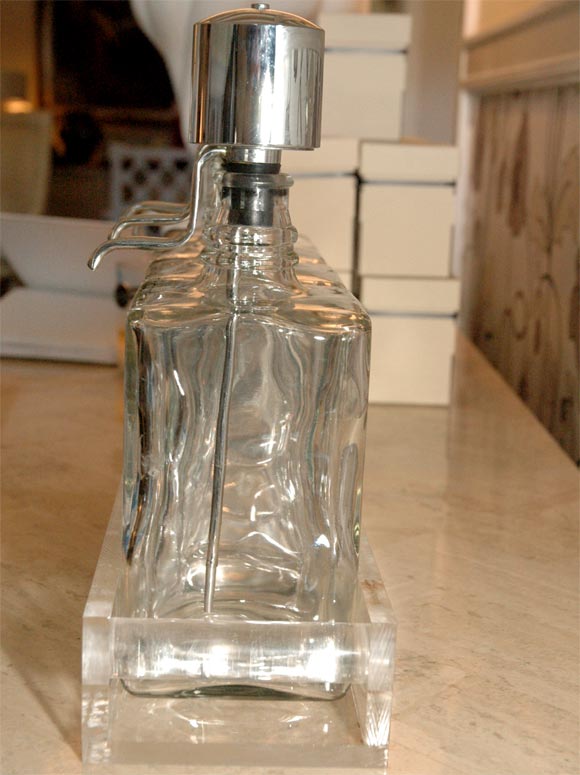 Classic Decanter Set with Lucite Holder 1