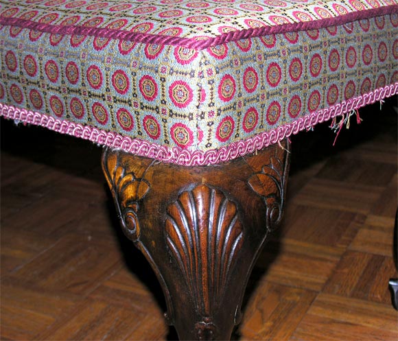 Georgian Mahogany Stool with Carved Shell On knees In Excellent Condition In New York, NY