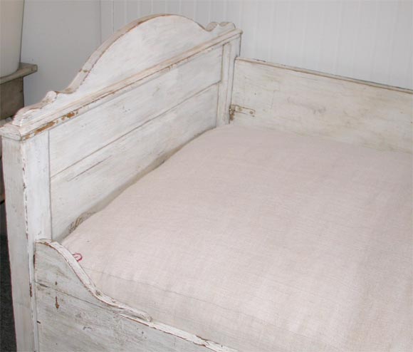 American 19THC ORIGINAL PAINTED  HIRED HANDS BED