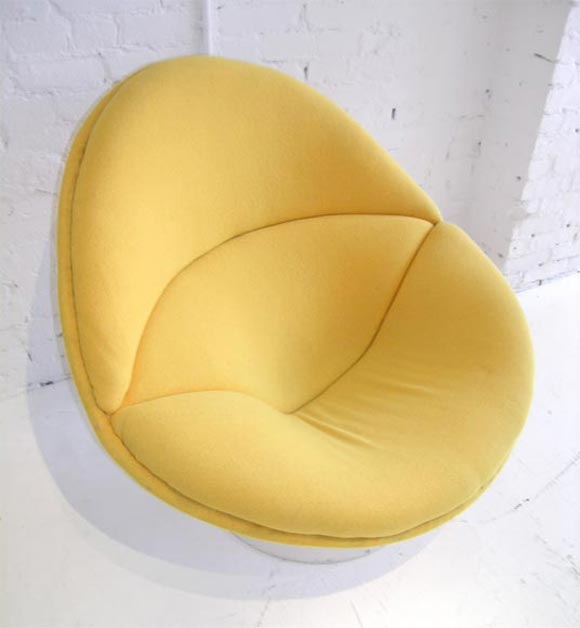 Swivel lounge chair<br />
Edited by Artifort and no longer in production<br />
one orange chair and one brown chair also available
