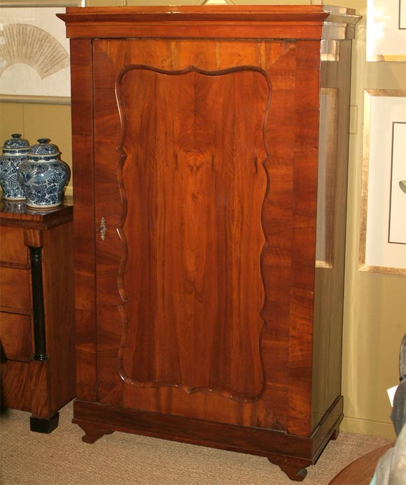 Walnut Bonnetiere (ref # MG73)