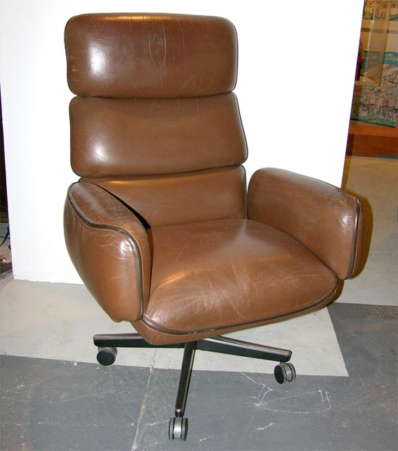 A luxurious desk chair in brown leather upholstery with swivel and tilt mechanism by Otto Zapf for Knoll. American, circa 1970.