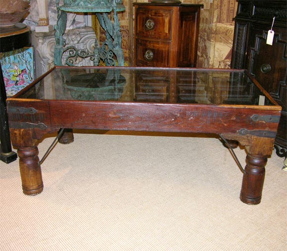 Indien Table basse constituée d'une porte indienne du 16e siècle