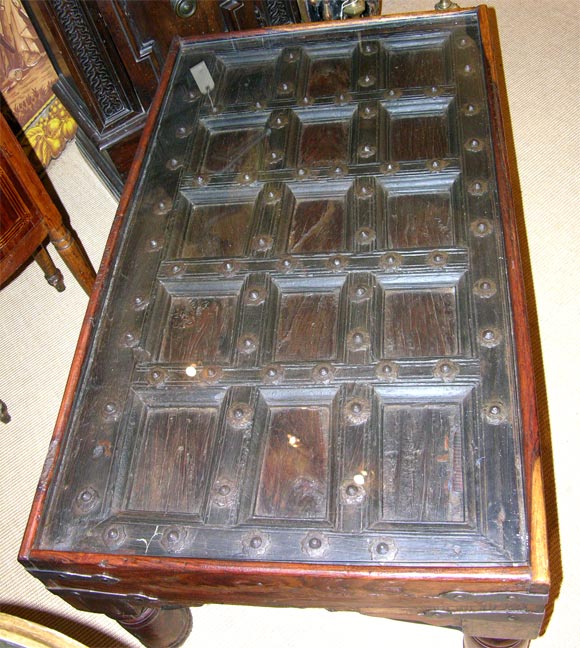 Table basse constituée d'une porte indienne du 16e siècle 1