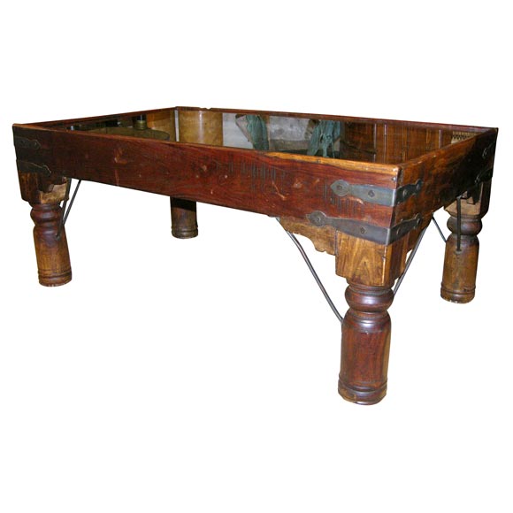 Table basse constituée d'une porte indienne du 16e siècle