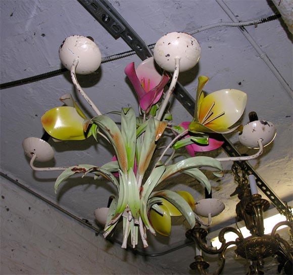 floral metal chandelier In Good Condition In Jersey City, NJ