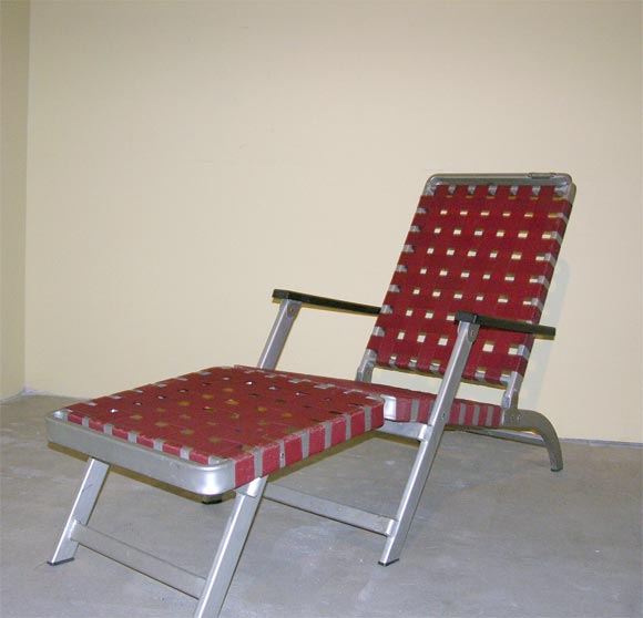 Rare exemple de chaise longue originale du bateau de croisière<br />
S.S. A.I.C. C. 1951.  Conçu avec de l'aluminium pour la coque et l'aménagement intérieur, c'était le navire le plus rapide de sa catégorie.  Chaise fabriquée par Troy Sunshade