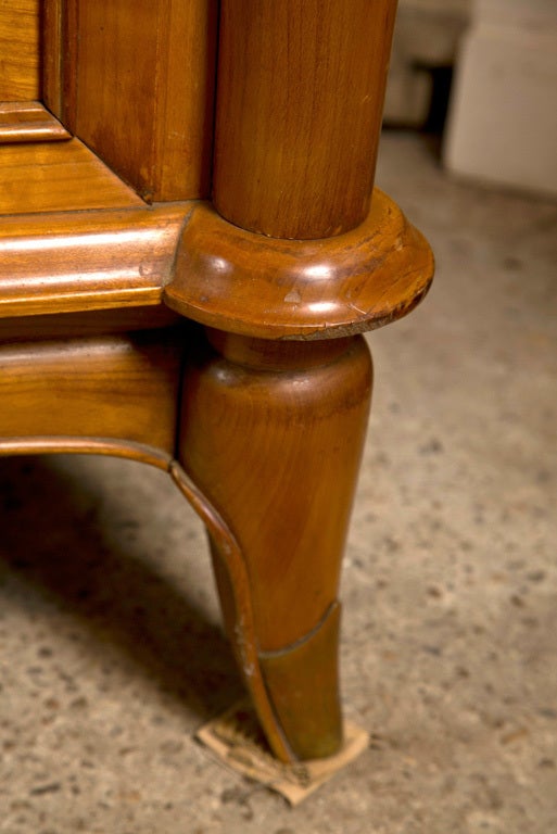 Francese Buffet francese in stile Leleu con intarsio in legno satinato e montato in bronzo in vendita