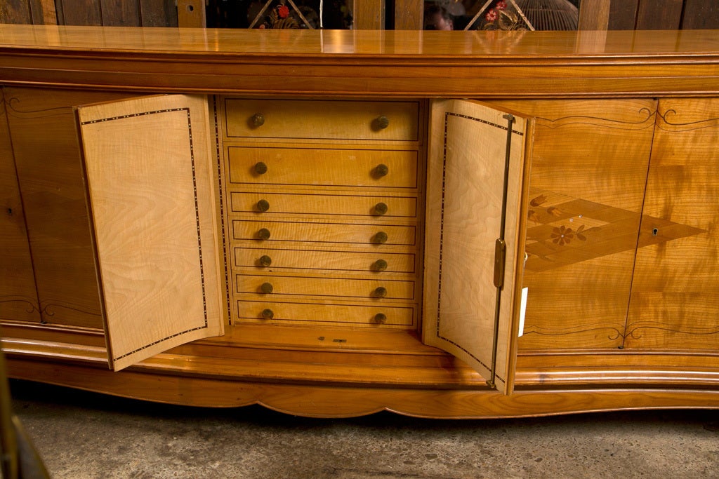 20ième siècle Buffet français de style Leleu en marqueterie de bois de citronnier monté sur bronze en vente