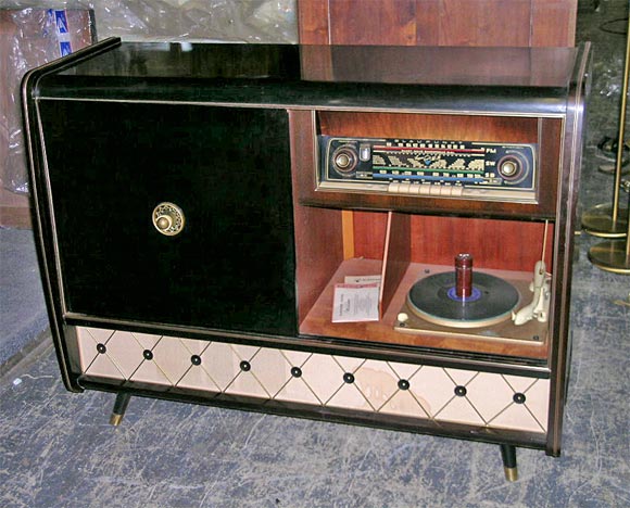 beautiful radio console and record player, in good working condition.<br />
dual sliding doors (one etched glass, o enamel), record player and radio on one side, 3 removable glass shelves on the other
