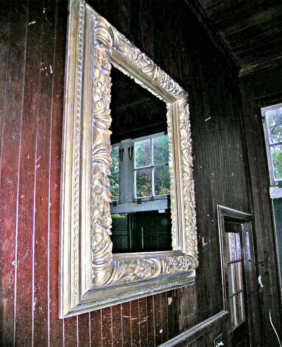 XIXe siècle Grand miroir italien en bois doré sculpté et profondément sculpté en vente