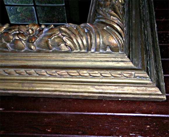Bois Grand miroir italien en bois doré sculpté et profondément sculpté en vente