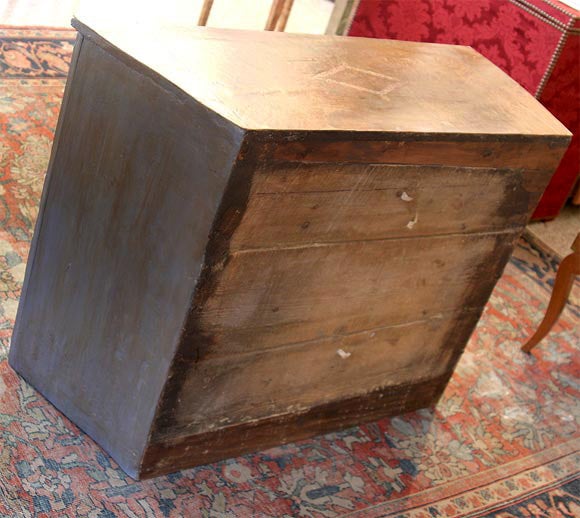 Kleiner Schreibtisch mit Lederauflage (18. Jahrhundert und früher) im Angebot
