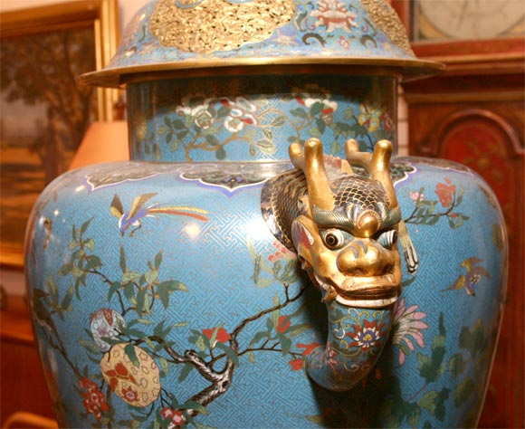 Chinese cloisonne Urn In Excellent Condition In Hudson, NY