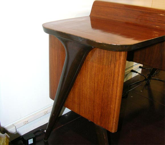 Italian Rosewood Desk In Good Condition For Sale In New York, NY