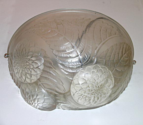 Apliques de pared Lalique, modelo diseñado por René Lalique en 1921, de cristal transparente y esmerilado, moldeado con diseño floral y de hojas, electrificado. 

Disponibles pares adicionales y lámpara de araña a juego.