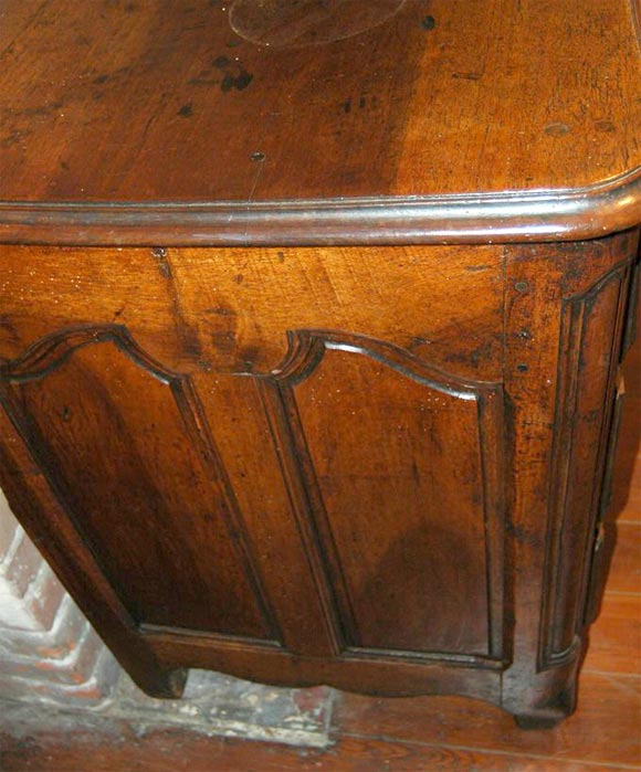 Exceptional 18th Century Walnut Commode For Sale 2