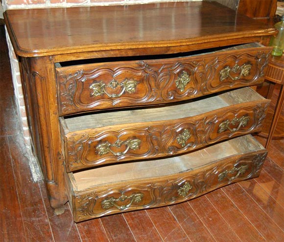 Exceptional 18th Century Walnut Commode For Sale 4